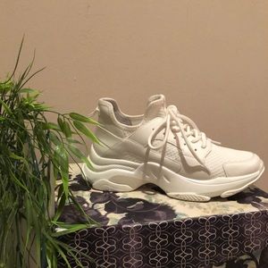 Steve Madden snickers